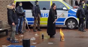 İsveç’te Kadın, Polis Korumasıyla Kur’an-ı Kerim Yaktı