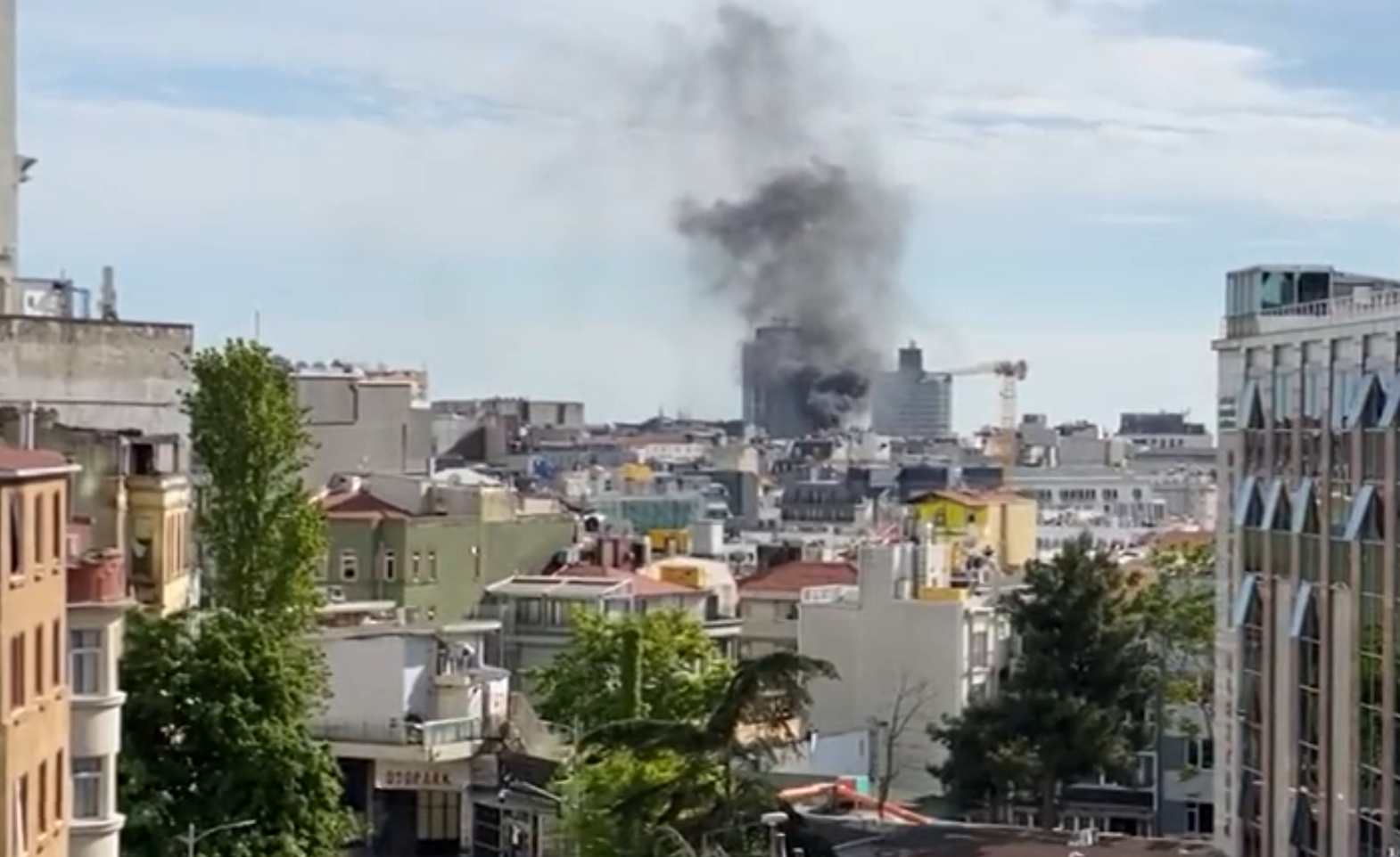 İstiklal Caddesi’nde Zincir Giyim Mağazasında Korkutan Yangın! Beyoğlu, İstiklal Caddesi: Odakule