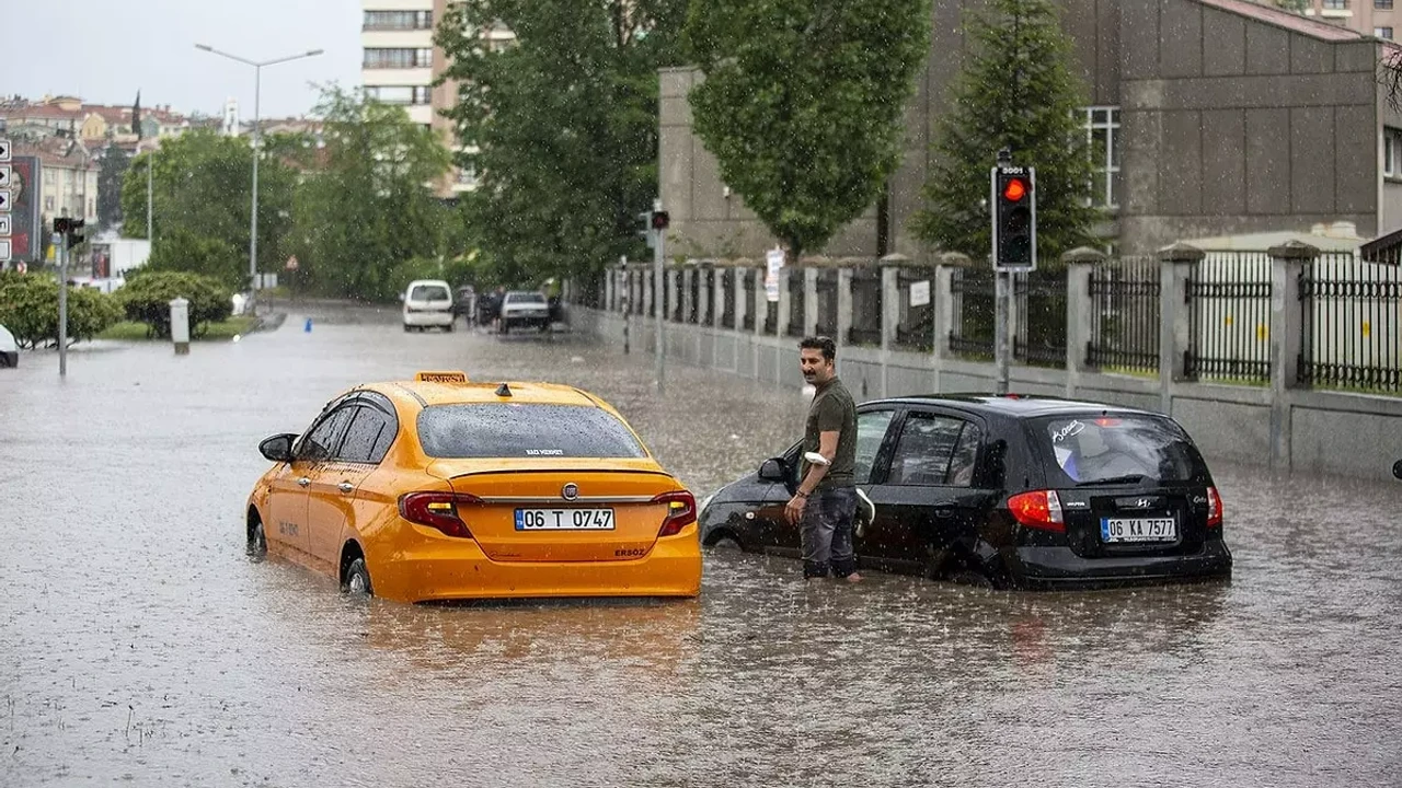 Ankara’da Şiddetli Sağanak Hayatı Olumsuz Etkiledi Ankara’da dün akşam etkili