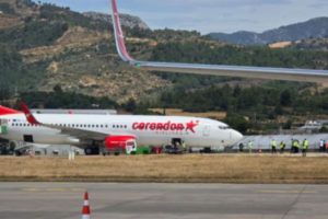 Antalya Bir Uçak Gövdesi Üzerine İniş Yaptı : Yolcular Tahliye Edildi