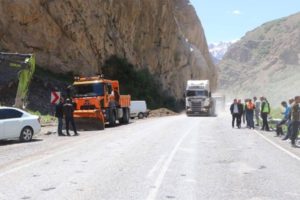 Çukurca’da Kapanan Yol AFAD’ın Yoğun Çalışması Sayesinde Açıldı