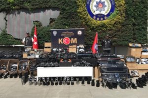 İstanbul’da Lüks Araç Yedek Parça Kaçakçılığı Operasyonu: 8 Şüpheli Gözaltında!