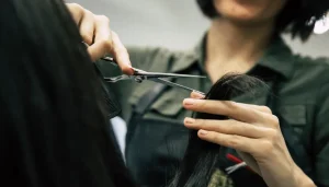 Berber ve Kuaförlerde Pazar Günü Kapatma Kararı Tartışması