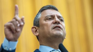 Özgür Özel Zam İsteyen Vatandaşlara Seslendi :”Zam İsteyenler Ayağa Kalksın”