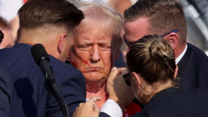 Trump’a Suikast, Keskin Nişancı Tarafından Vuruldu.