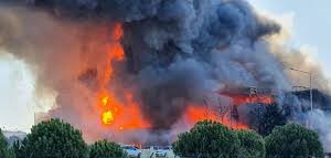 Geri Dönüşüm Fabrikasında Yangın: 4 Fabrikaya Alevler Sıçradı