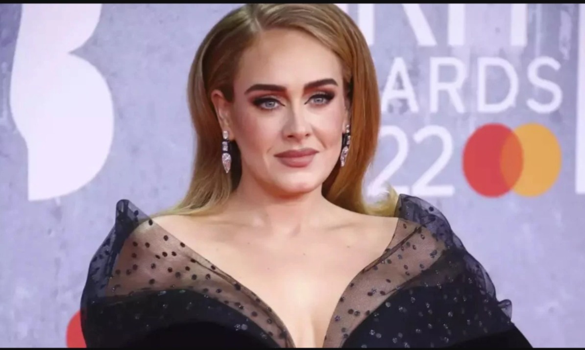 Adele, Kulak Enfeksiyonu Nedeniyle Kısmen İşitme Engelli Olduğunu Açıkladı