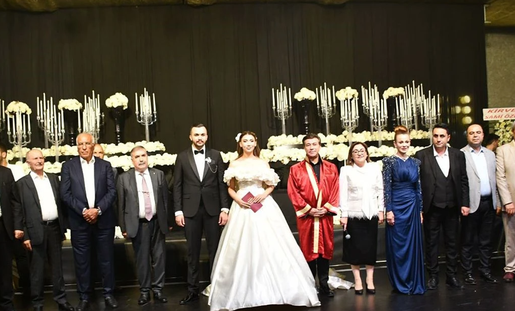 Aşiretlerin Düğününde Paralar Havada Uçuştu