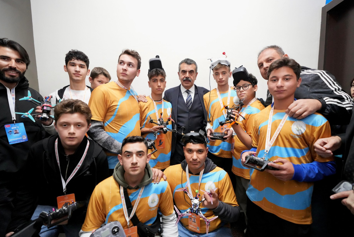 Bakan Tekin Robot Yarışmasına Katıldı