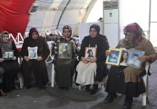 Diyarbakır’da çocuklarına kavuşma ümidiyle her