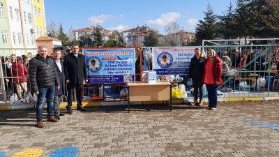 Okul bahçesinde gerçekleştirilen kermeste, hazırlanan