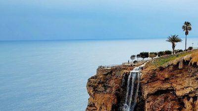 Antalya’nın Muratpaşa ilçesinde falezlerde balık
