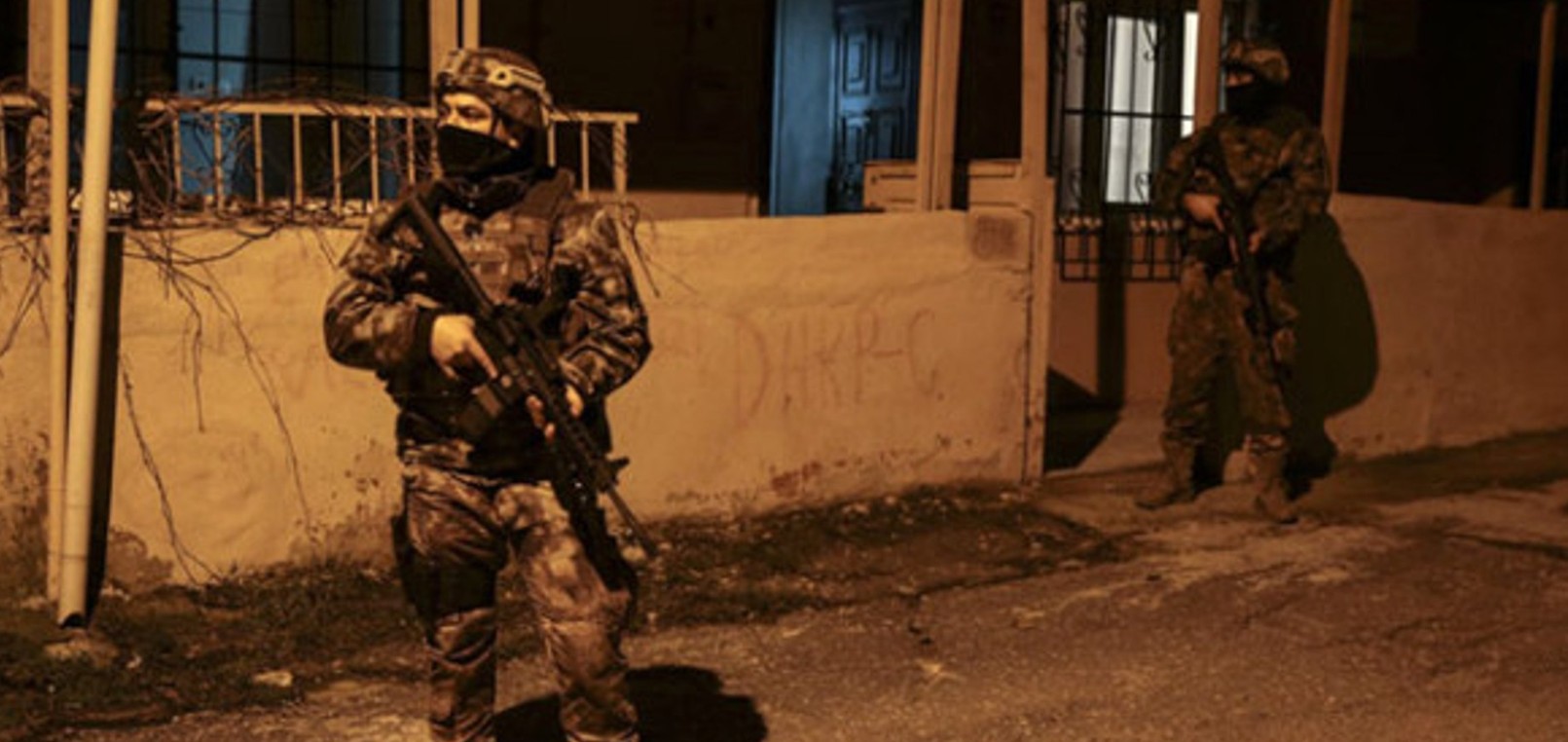 Apartmanda Kriz Anı: Psikolojik Sorunları Olan Genç, Ailesini Esir Aldı